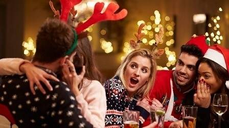 Как биха изглеждали 12-те зодиакални знака, ако решат да празнуват Коледа заедно