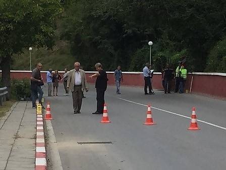 Затварят временно пътя край Своге, където се преобърна автобус