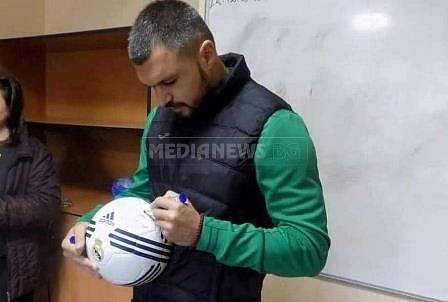 Божинов раздава автографи на затворници (СНИМКИ)