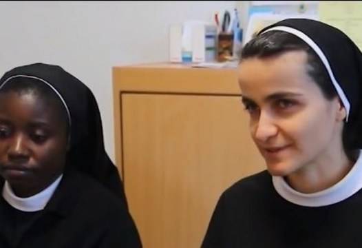 Чудотворен: Мехлем, който е помогнал на хиляди, правят монахини от Кения, Намибия и Филипините в шуменско село (ВИДЕО)