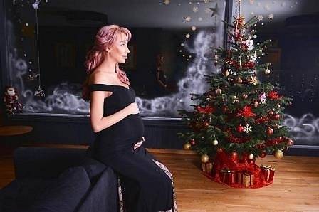 Бременната Антония Петрова с новогодишна фотосесия (СНИМКИ)
