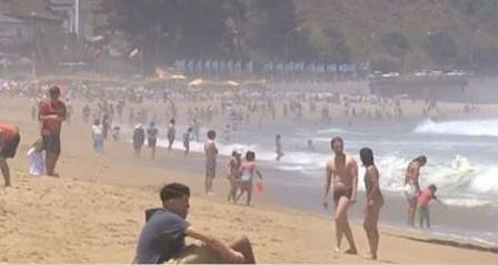 Плажовете в Чили вече са препълнени, лятото е в разгара си (СНИМКИ)