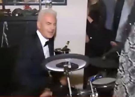 На коледното парти на „Атака“ – Волен Сидеров на барабани, Преслава пее (ВИДЕО)