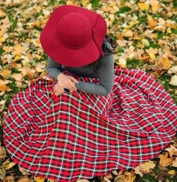 АХ, тази червена карирана пола