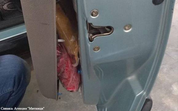 Митничари спипаха кола, „тапицирана“ с над 80 кг тютюн за наргиле