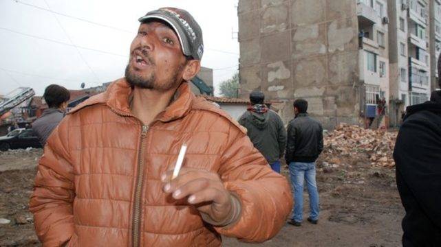 Циганин-сексуален маниак броди из Пазарджик! Вади нож на всяка по-засукана жена и я…