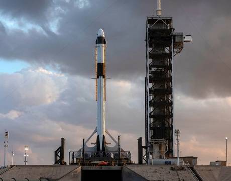 Най-накрая: космическият кораб Крю Драгън е на стартовата площадка!
