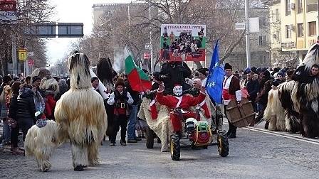 Кукери гониха „зли духове“ на фестивал в Благоевград (СНИМКИ)