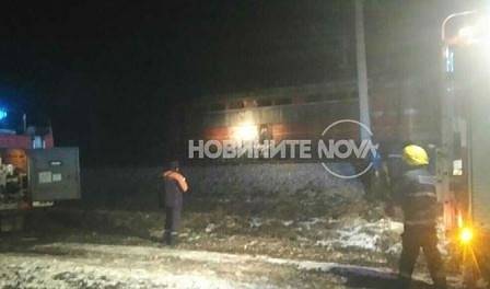 Локомотив на пътнически влак се запали край Павликени (СНИМКИ)