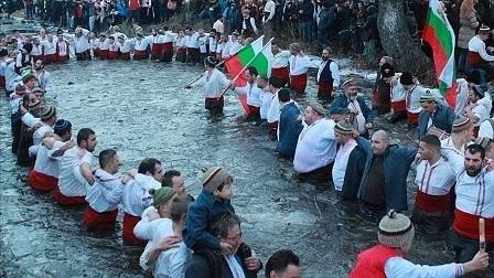 Стотици нагазиха замръзналата река Тунджа за мъжкото хоро в Калофер