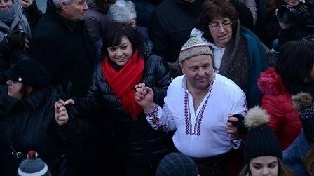 И Нинова се хвана на хорото в Калофер, но не в реката (СНИМКИ)