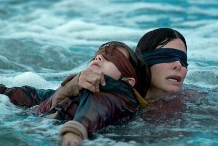 Внимание! Филмът „Bird box“ вдъхнови опасно предизвикателство (ВИДЕО)