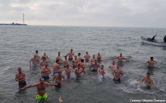 Общо 44 юнаци скочиха за кръста на три места в община Поморие