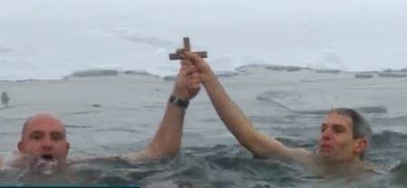 Стотици мъже скочиха в ледени води за Богоявленския кръст в цялата страна