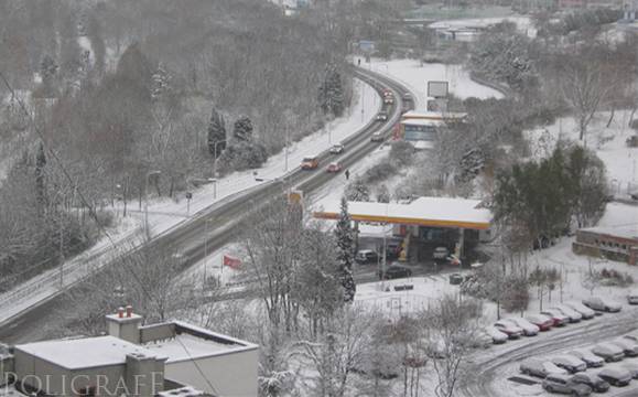 АПИ: Над 750 машини са обработвали пътните настилки през нощта