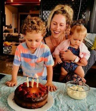 28-годишната Вирджиния спря да си мие косата и ето на какво прилича след 1 година