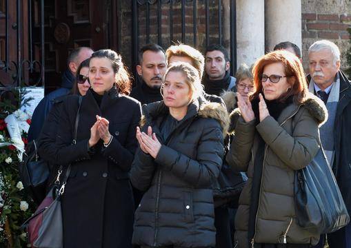 РАЗТЪРСВАЩИ СНИМКИ: Алекс Сърчаджиева плаче неутешимо до ковчега на Иван Ласкин (ГАЛЕРИЯ)