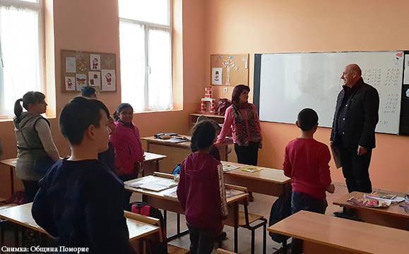 Кметът на Поморие Иван Алексиев инспектира ремонта на училището в с. Бата