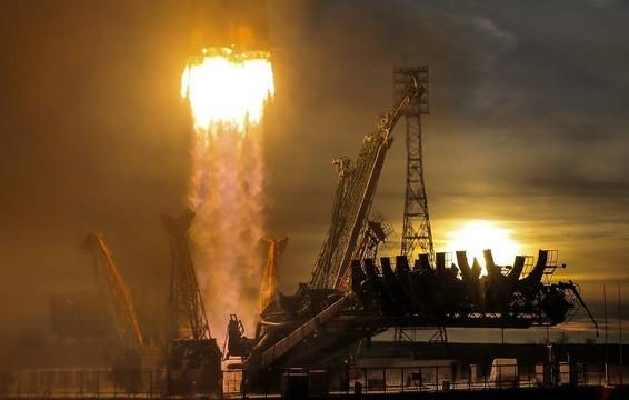 Пълна капитулация: НАСА иска от Роскосмос да им построи кораб за полети до Луната