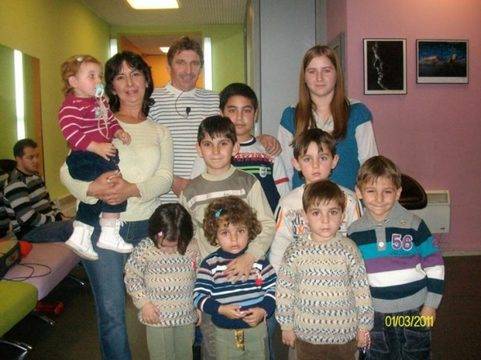 Достойна българска майка се грижи за 13-те си деца без помощи!