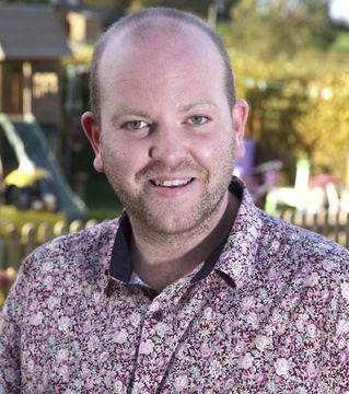 Историята на един супер баща: да осиновиш 4 деца с проблеми и да се грижиш за тях сам, без жена до себе си