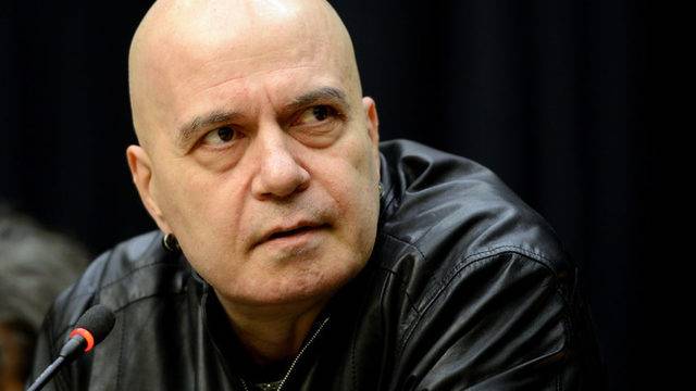 Слави изригна! Вижте какво предизвика гибелния му гняв