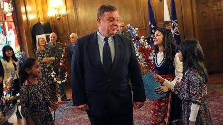 Ученици от ромски произход сурвакаха министър Каракачанов (СНИМКИ)