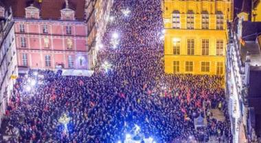 Нещо невиждано се случи по улиците на Гданск и цяла Полша след зверското убийство на кмета Адамович