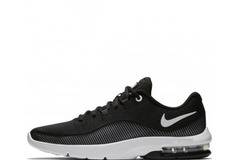 NIKE Air Max маратонки с модерен дизайн подходящи за активен спорт.