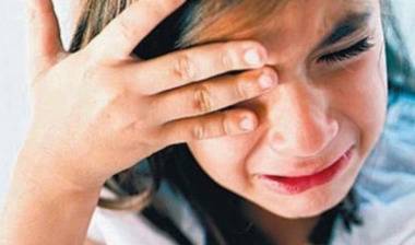 Деца пребиха 17-годишна ученичка в училище в Самоков