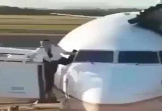 Уникално: Пилот на самолет се качи в кабината през прозореца (ВИДЕО)