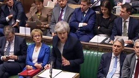 Предсрочни избори във Великобритания, ако Мей загуби вота на недоверие довечера