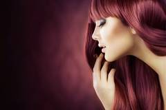 Разнообразие от естествени коси, екстеншъни и козметика