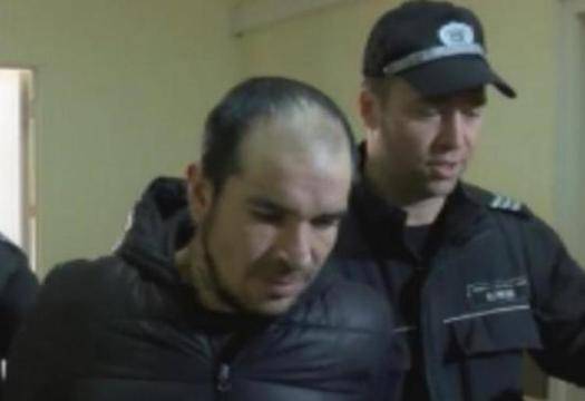 Скандални разкрития за циганина, нападнал курсанти с брадва! Вижте го как изнагля в съда (СНИМКИ)