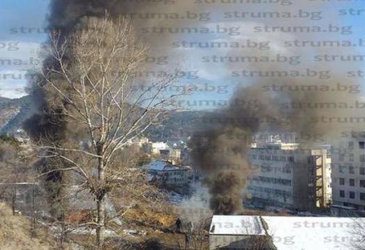 Извънредна ситуация край болница в Благоевград, черни облаци дим се носят над района (СНИМКИ)