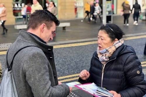 Нюкасъл, Великобритания: „Светът се нуждае от Фалун Гонг“