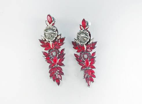 Кралски обеци за Свети Валентин с много сладурски подаръци за 14 февруари