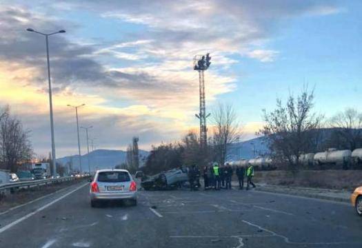 Тежко меле край Пловдив, кола е по таван (СНИМКА)