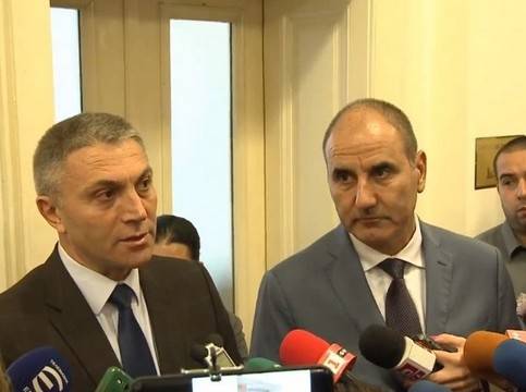 Ако змия те целуне, значи ще те яде. Запомнете това