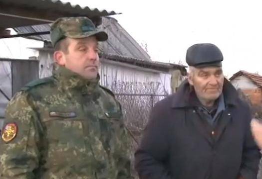 Военният рискувал живота си, за да спаси възрастен мъж от горяща къща, проговори (ВИДЕО)