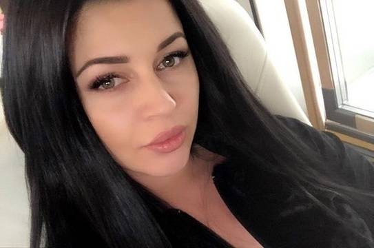 Дебора в трепетно очакване на първата си рожба (Вижте как я промени бременността)