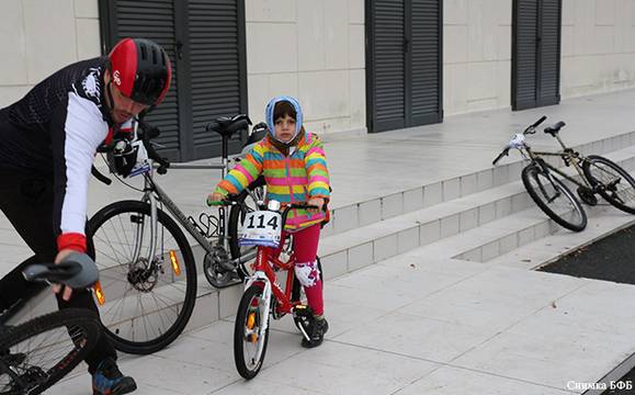 4-годишната Ади постави нов рекорд за най-млад участник в полумаратона „Атанасовско езеро“