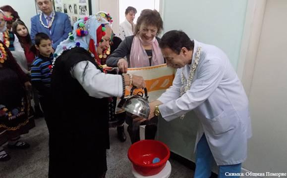 В АГ-отделението на МБАЛ – Поморие спазиха традициите на Бабинден