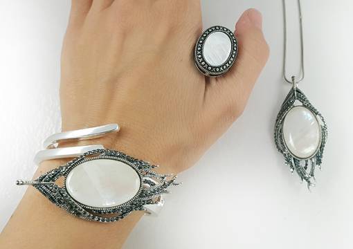 КОМПЛЕКТИ БИЖУТА ЗА СВЕТИ ВАЛЕНТИН – луксозни подаръци за жените