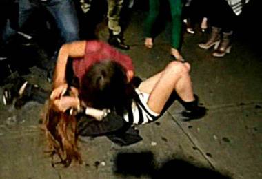 Малолетни момичета пребиха 17-г. в Сандански, сестричката й крещи ужасена пред десетки свидетели