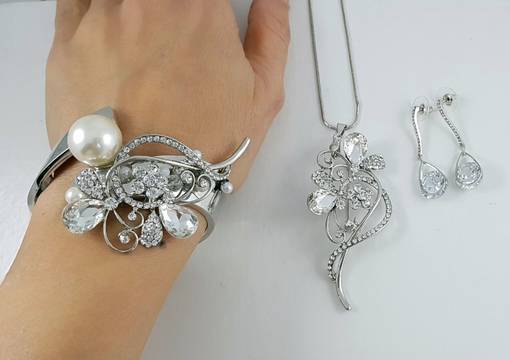 КРАЛСКИ ПОДАРЪЦИ С БИЖУТА ЗА СВЕТИ ВАЛЕНТИН – романтика и любов