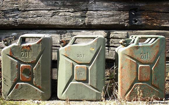 Откриха над 2 000 литра нелегално гориво в постройка край пътя Сливен – Бургас