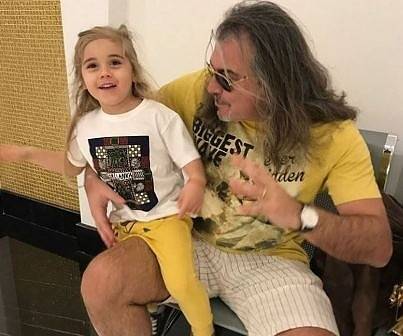 Маги Халваджиян се обяснява в социалните мрежи, че има внук, а не внучка (СНИМКА)