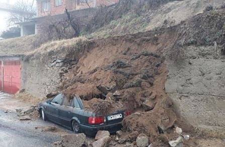 Затрупани коли след свлачища в Община Баните (СНИМКИ)