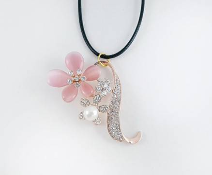 Кралска колекция Любовта за жените с романтични колиета и брошки за Свети Валентин